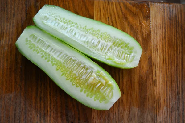 Groene Verse Gesneden Komkommers Voor Zomer Salade Een Bruin Houten — Stockfoto