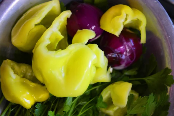 Scheiben Grüne Paprika Mit Grüner Petersilie Und Roter Zwiebel Liegen — Stockfoto