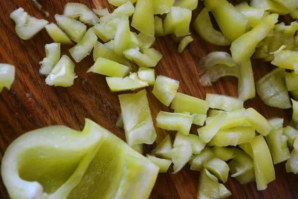 Fette Peperone Dolce Verde Giacciono Una Tavola Cucina Legno Marrone — Foto Stock