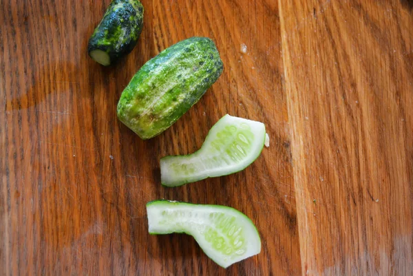 Green Fresh Sliced Cucumbers Summer Salad Brown Wooden Kitchen Board — Stock Photo, Image