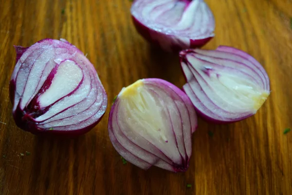 Two Red Onions Cut Half Lie Brown Wooden Kitchen Board — Stock Photo, Image