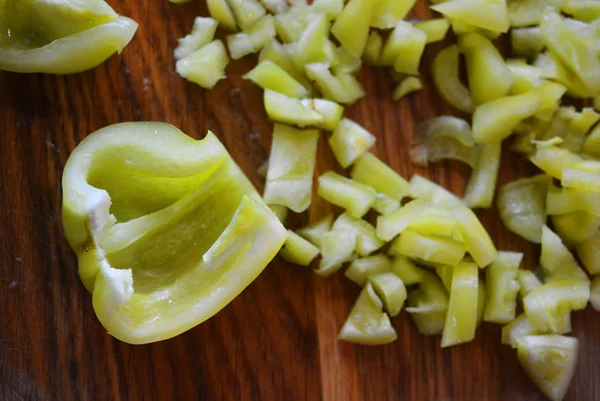 Rodajas Pimiento Verde Dulce Encuentran Tablero Cocina Madera Marrón — Foto de Stock