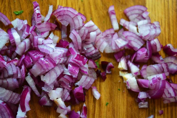 Vermelho Finamente Picado Cebola Suculenta Lezhin Uma Placa Cozinha Madeira — Fotografia de Stock