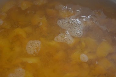 Mutfakta jöle hazırlanması bir meyve kayısı suyu, meyve jöle için kayısı taze parçalar bir jambon.