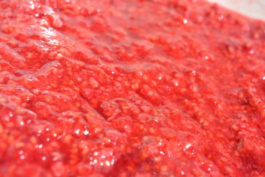 Taze bir çatal, taze ahududu, ahududu lapası, kırmızı ahududu taze doğal kitle ile olgunlaşmış.