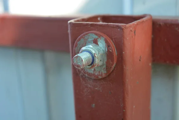 Het Metalen Profiel Van Grijze Kleur Bevestigd Aan Pijp Die — Stockfoto