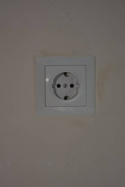 Onarım işlemi sırasında beyaz duvarda beyaz konstrüksiyon soketi, güç soketi.