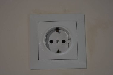 Onarım işlemi sırasında beyaz duvarda beyaz konstrüksiyon soketi, güç soketi.