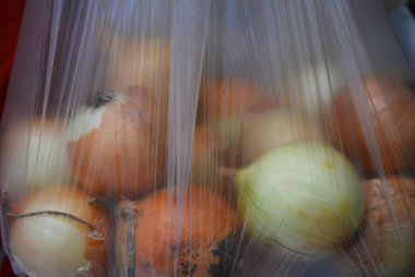 Beyaz bir plastik torba içinde kabuk ile Olgun kahverengi büyük ampuller.