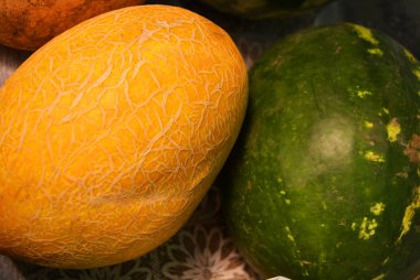 Sulu olgun iki sarı kavun ve iki yeşil karpuz, taze meyve, sağlıklı gıda.