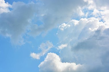 Göksel melek beyaz bulutlar ve mavi, güneş ışığı ile mavi gökyüzü parlak ve renkli fotoğraflar. Beyaz ve mavi ışık ve renklerile hafif, narin ve havadar bulutlu arka plan.