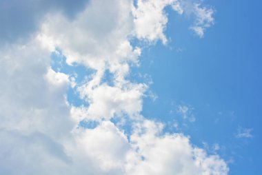 Göksel melek beyaz bulutlar ve mavi, güneş ışığı ile mavi gökyüzü parlak ve renkli fotoğraflar. Beyaz ve mavi ışık ve renklerile hafif, narin ve havadar bulutlu arka plan.