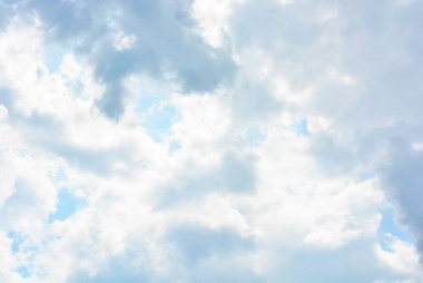 Göksel melek beyaz bulutlar ve mavi, güneş ışığı ile mavi gökyüzü parlak ve renkli fotoğraflar. Beyaz ve mavi ışık ve renklerile hafif, narin ve havadar bulutlu arka plan.