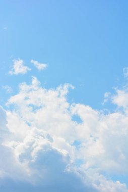 Göksel melek beyaz bulutlar ve mavi, güneş ışığı ile mavi gökyüzü parlak ve renkli fotoğraflar. Beyaz ve mavi ışık ve renklerile hafif, narin ve havadar bulutlu arka plan.