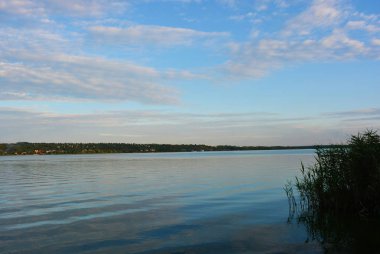 Güzel bir gün batımı ve sokak Mareşal Malinowski üzerinde su yüzeyini yansıtan Samara Nehri kıyısında. Yerleşim alanı Severny ve Rybalsky, Dnipro, Ukrayna şehrinde ışık bulutları ile güzel sıradışı gökyüzü.