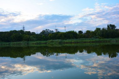 Yeşil tepeler, sıradışı ağaçlar, sazlık ve Kuzey ve Samara Nehri, Dnipro, Ukrayna şehir yerleşim alanında bitki örtüsü ile Küçük doğal Gölü Pishchevoye.