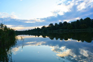 Yeşil tepeler, sıradışı ağaçlar, sazlık ve Kuzey ve Samara Nehri, Dnipro, Ukrayna şehir yerleşim alanında bitki örtüsü ile Küçük doğal Gölü Pishchevoye.