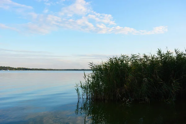 Güzel bir gün batımı ve sokak Mareşal Malinowski üzerinde su yüzeyini yansıtan Samara Nehri kıyısında. Yerleşim alanı Severny ve Rybalsky, Dnipro, Ukrayna şehrinde ışık bulutları ile güzel sıradışı gökyüzü.