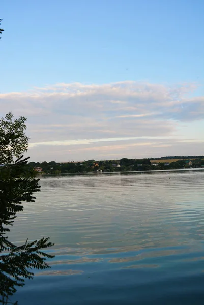 Oever Van Rivier Samara Met Een Prachtige Zonsondergang Reflecterend Wateroppervlak — Stockfoto