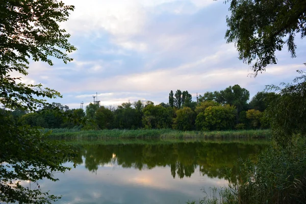 Małe Naturalne Jezioro Pishchevoye Zielonymi Wzgórzami Niezwykłe Drzewa Stroiki Roślinności — Zdjęcie stockowe