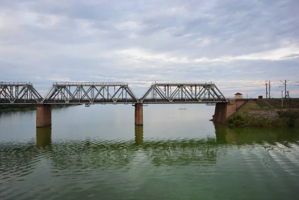 Šedý Železniční Most Samara Nad Povrchem Řeky Samary Krásnou Krajinou — Stock fotografie