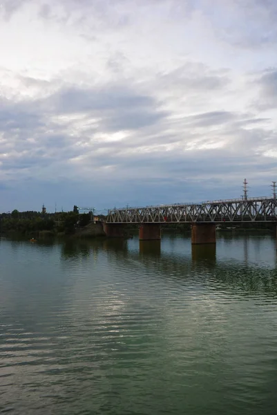 Сіра Самарський Залізничний Міст Над Поверхнею Самарської Ріки Красивим Пейзажиком — стокове фото