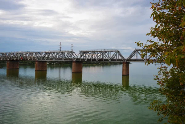 Сіра Самарський Залізничний Міст Над Поверхнею Самарської Ріки Красивим Пейзажиком — стокове фото