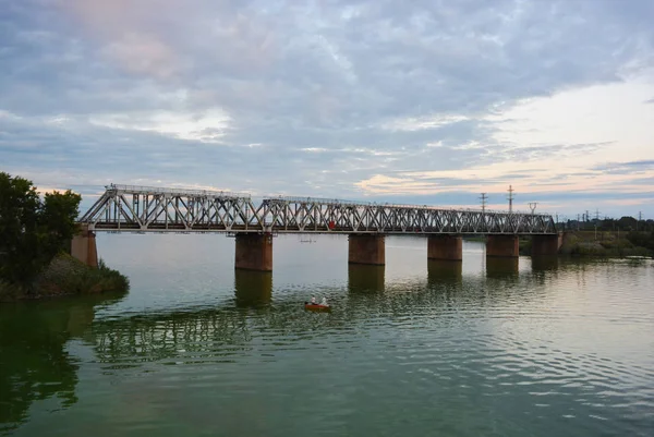 Серый Самарский Железнодорожный Мост Через Поверхность Реки Самара Красивым Ландшафтом Лицензионные Стоковые Изображения