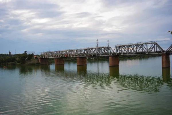 Серый Самарский Железнодорожный Мост Через Поверхность Реки Самара Красивым Ландшафтом Лицензионные Стоковые Изображения