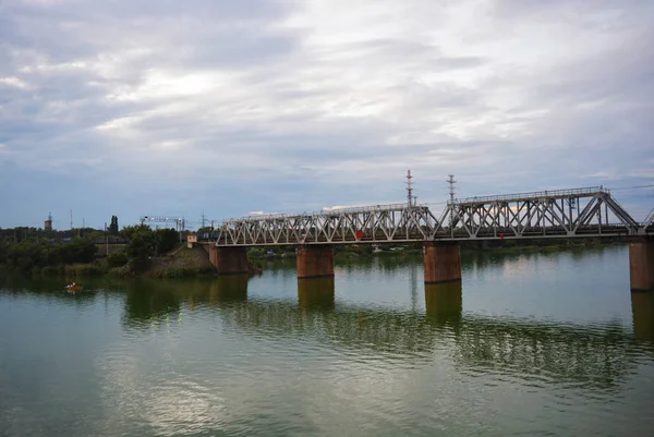 Серый Самарский Железнодорожный Мост Через Поверхность Реки Самара Красивым Ландшафтом Стоковое Фото