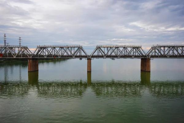 Серый Самарский Железнодорожный Мост Через Поверхность Реки Самара Красивым Ландшафтом Стоковое Фото