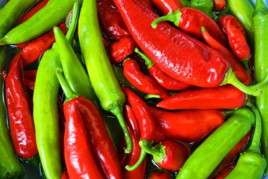 Su, sağlıklı gıda ve sağlık için sebze parlak sıcak kırmızı ve yeşil Ukrayna biber.