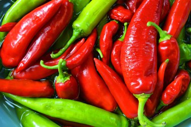 Su, sağlıklı gıda ve sağlık için sebze parlak sıcak kırmızı ve yeşil Ukrayna biber.