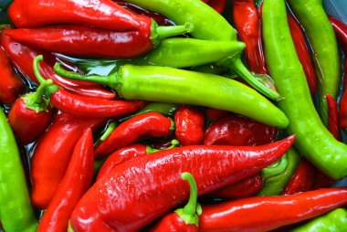 Su, sağlıklı gıda ve sağlık için sebze parlak sıcak kırmızı ve yeşil Ukrayna biber.