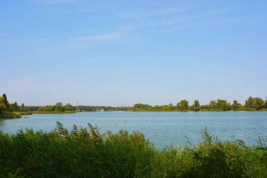 Pitoresk dik bankalar ve sahil, ağaçlar, yeşillikve zengin gökyüzü ile Samara Nehri güzel bir görünüm. Konut emlak parlak ve unutulmaz doğa, Shevchenko, Dnipro, Ukrayna.