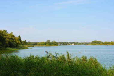 Pitoresk dik bankalar ve sahil, ağaçlar, yeşillikve zengin gökyüzü ile Samara Nehri güzel bir görünüm. Konut emlak parlak ve unutulmaz doğa, Shevchenko, Dnipro, Ukrayna.