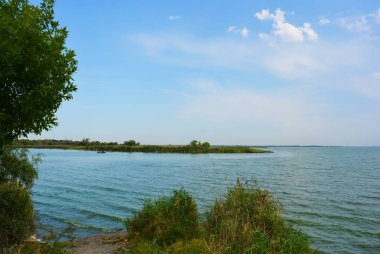 Pitoresk dik bankalar ve sahil, ağaçlar, yeşillikve zengin gökyüzü ile Samara Nehri güzel bir görünüm. Konut emlak parlak ve unutulmaz doğa, Shevchenko, Dnipro, Ukrayna.