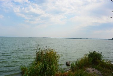 Pitoresk dik bankalar ve sahil, ağaçlar, yeşillikve zengin gökyüzü ile Samara Nehri güzel bir görünüm. Konut emlak parlak ve unutulmaz doğa, Shevchenko, Dnipro, Ukrayna.