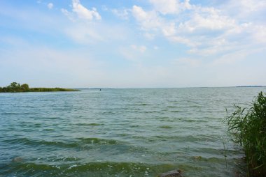Pitoresk dik bankalar ve sahil, ağaçlar, yeşillikve zengin gökyüzü ile Samara Nehri güzel bir görünüm. Konut emlak parlak ve unutulmaz doğa, Shevchenko, Dnipro, Ukrayna.