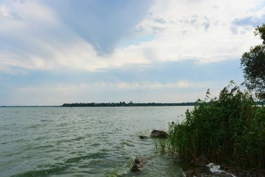 Pitoresk dik bankalar ve sahil, ağaçlar, yeşillikve zengin gökyüzü ile Samara Nehri güzel bir görünüm. Konut emlak parlak ve unutulmaz doğa, Shevchenko, Dnipro, Ukrayna.