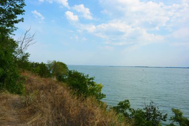 Pitoresk dik bankalar ve sahil, ağaçlar, yeşillikve zengin gökyüzü ile Samara Nehri güzel bir görünüm. Konut emlak parlak ve unutulmaz doğa, Shevchenko, Dnipro, Ukrayna.