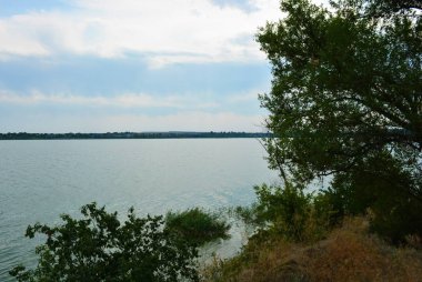 Pitoresk dik bankalar ve sahil, ağaçlar, yeşillikve zengin gökyüzü ile Samara Nehri güzel bir görünüm. Konut emlak parlak ve unutulmaz doğa, Shevchenko, Dnipro, Ukrayna.
