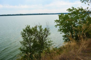 Pitoresk dik bankalar ve sahil, ağaçlar, yeşillikve zengin gökyüzü ile Samara Nehri güzel bir görünüm. Konut emlak parlak ve unutulmaz doğa, Shevchenko, Dnipro, Ukrayna.