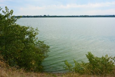 Pitoresk dik bankalar ve sahil, ağaçlar, yeşillikve zengin gökyüzü ile Samara Nehri güzel bir görünüm. Konut emlak parlak ve unutulmaz doğa, Shevchenko, Dnipro, Ukrayna.