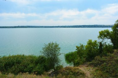 Pitoresk dik bankalar ve sahil, ağaçlar, yeşillikve zengin gökyüzü ile Samara Nehri güzel bir görünüm. Konut emlak parlak ve unutulmaz doğa, Shevchenko, Dnipro, Ukrayna.