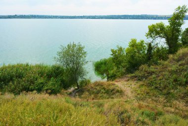 Pitoresk dik bankalar ve sahil, ağaçlar, yeşillikve zengin gökyüzü ile Samara Nehri güzel bir görünüm. Konut emlak parlak ve unutulmaz doğa, Shevchenko, Dnipro, Ukrayna.