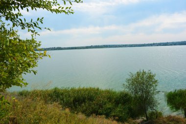 Pitoresk dik bankalar ve sahil, ağaçlar, yeşillikve zengin gökyüzü ile Samara Nehri güzel bir görünüm. Konut emlak parlak ve unutulmaz doğa, Shevchenko, Dnipro, Ukrayna.