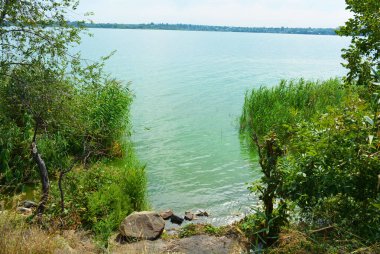 Pitoresk dik bankalar ve sahil, ağaçlar, yeşillikve zengin gökyüzü ile Samara Nehri güzel bir görünüm. Konut emlak parlak ve unutulmaz doğa, Shevchenko, Dnipro, Ukrayna.