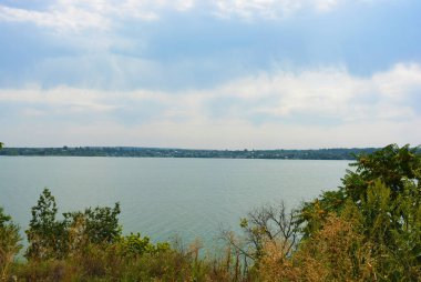 Pitoresk dik bankalar ve sahil, ağaçlar, yeşillikve zengin gökyüzü ile Samara Nehri güzel bir görünüm. Konut emlak parlak ve unutulmaz doğa, Shevchenko, Dnipro, Ukrayna.
