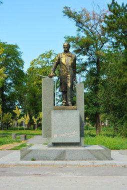 Tam büyüme Taras Grigorievich Shevchenko anıtı, 12 metre ve yeşil bir kare. Shevchenko, Dnipro, Ukrayna köyünde Samara Nehri'ne bakan yamaç üzerinde güzel anıt.
